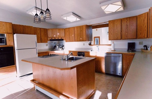 Whitehall House | Charming, Spacious, Contemporary Mountain Retreat