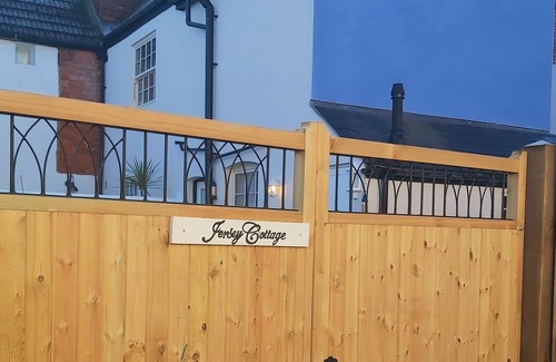 Cowes Cottage | Charming Spacious Cowes Cottage, convenient for High Street, Red Jet & Marina's
