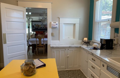 Nampa House | Charming, Spacious First Floor of Charming 1903 Home in Downtown Nampa