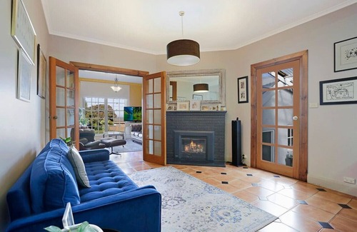 Warrnambool House | Charming spacious home with bay views close to CBD