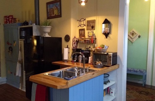 Smoketown Jackson Apartment | Charming, spacious & unique shotgun apt w/large yard. Great amenities &value