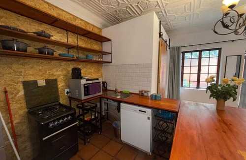 Greater Johannesburg Metropolitan Area Apartment | Charming spacious apartment in delightful Johannesburg with WiFi, Patio