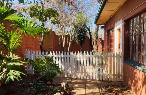 Greater Johannesburg Metropolitan Area Apartment | Charming spacious apartment in delightful Johannesburg with WiFi, Patio