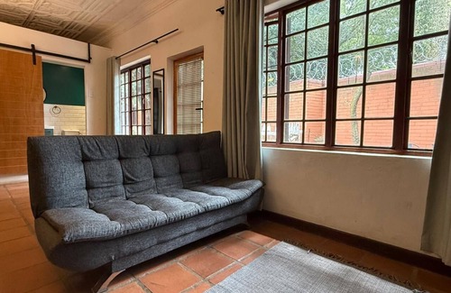 Greater Johannesburg Metropolitan Area Apartment | Charming spacious apartment in delightful Johannesburg with WiFi, Patio