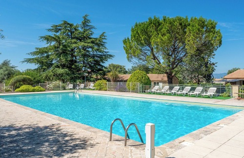 La Roque-sur-Pernes Condo | Charming stone house in a tourist residence