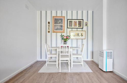 St. Kilda East Apartment | Charming St Kilda East 1-Bedroom