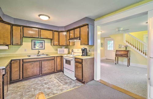 Oaks Corners House | Charming Stanley Home w/Yard, 7 Mi to Seneca Lake