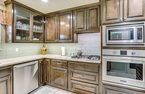 Quail Creek House | Charming Stay | Hot Tub, Patio & Antique Charm