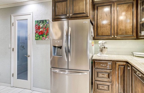 Quail Creek House | Charming Stay | Hot Tub, Patio & Antique Charm