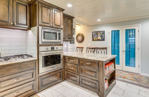 Quail Creek House | Charming Stay | Hot Tub, Patio & Antique Charm