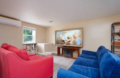 Baltimore House | Charming Stay with Free Parking!