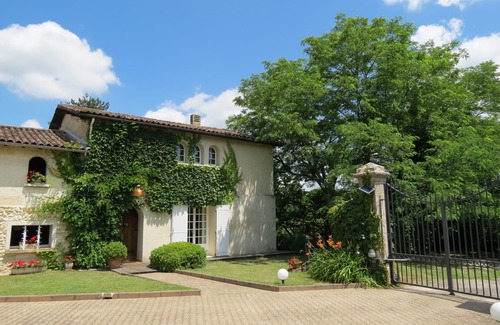 Bouliac House | Charming stone house in a park with trees on the hillsides of Bordeaux