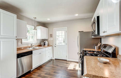 Denton House | Charming Stones Throw Cottage walk to UNT!