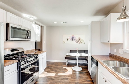 Denton House | Charming Stones Throw Cottage walk to UNT!