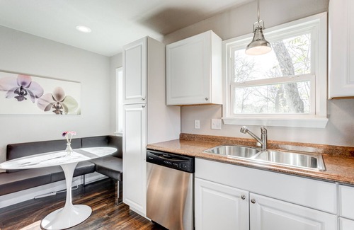Denton House | Charming Stones Throw Cottage walk to UNT!