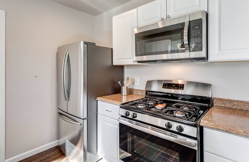 Denton House | Charming Stones Throw Cottage walk to UNT!