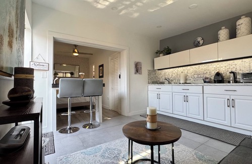 North Miami Beach Apartment | Charming studio in brilliant North Miami Beach with AC