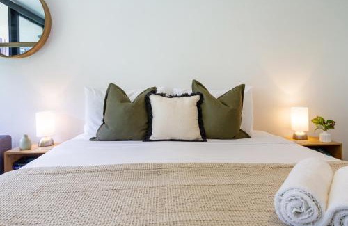 Christchurch City Centre Apartment | Charming Studio & 1 BR Retreat in CBD with Parking
