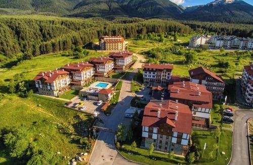 Shiligarnika Apartment | Charming studio apartment nestled within the Green Life Ski Resort.n
