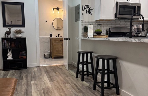 Tremont Apartment | Charming studio apartment in fantastic Cleveland Tremont area