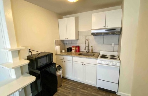 Downtown Apartment | Charming Studio Apartment Close to UK & Hospitals