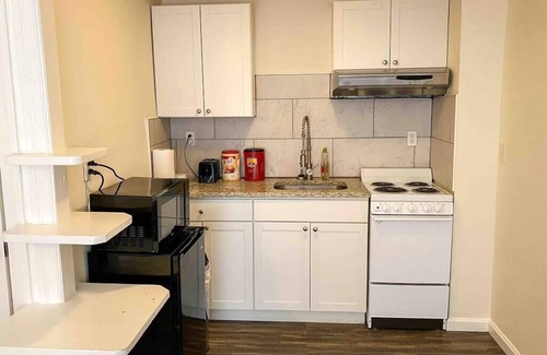 Downtown Apartment | Charming Studio Apartment Close to UK & Hospitals
