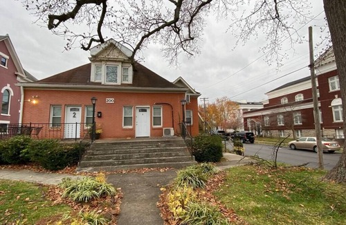 Downtown Apartment | Charming Studio Apartment Close to UK & Hospitals