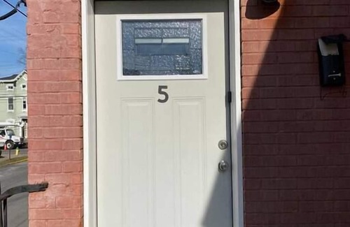 Downtown Apartment | Charming Studio Apartment Close to UK & Hospitals