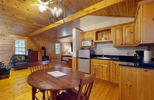 Northport Cabin | Charming studio cabin near hiking trails with firepit, & AC