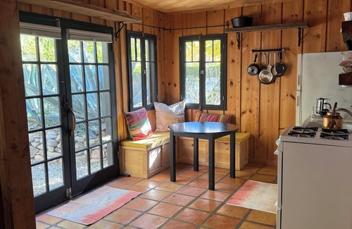 Ojai Cabin | Charming studio cabin with full kitchen in serene downtown Ojai