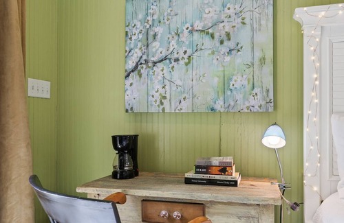 Carrollton Apartment | Charming studio down the block from Tulane