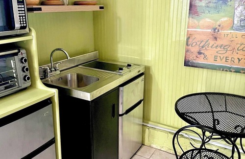 Carrollton Apartment | Charming studio down the block from Tulane