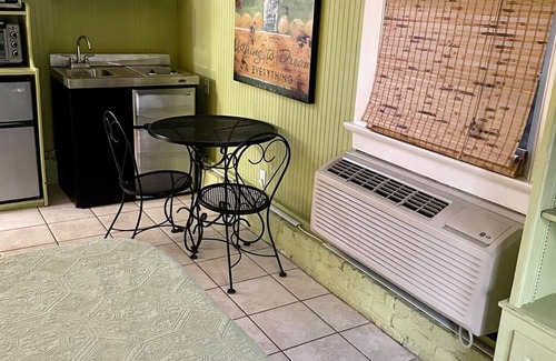 Carrollton Apartment | Charming studio down the block from Tulane