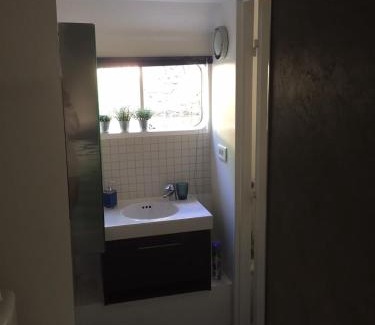 Neuilly-sur-Seine Apartment | Charming Studio on House Boat