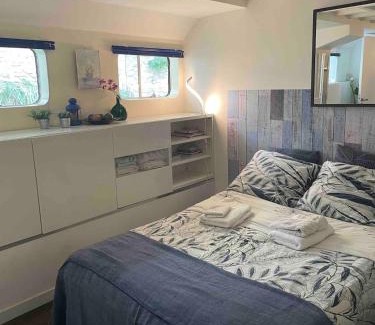 Neuilly-sur-Seine Apartment | Charming Studio on House Boat