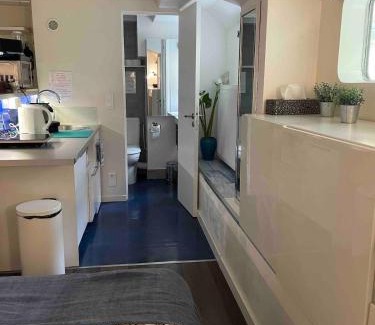 Neuilly-sur-Seine Apartment | Charming Studio on House Boat