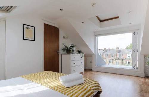 South Hampstead Apartment | Charming studio with balcony in St John's Wood
