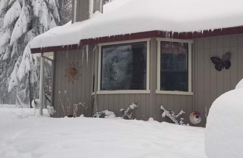Grizzly Flats Apartment | Charming studio in quaint Grizzly Flats with WiFi, AC, pool table, jetted tub.