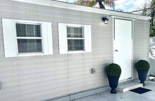 Miami Gardens Apartment | Charming studio in welcoming Miami Gardens with AC