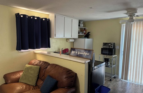 Disston Heights Apartment | Charming studio in beautiful St. Petersburg with AC