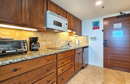 Waikiki Apartment | Charming studio in awesome Honolulu with fitness room, Pool and AC
