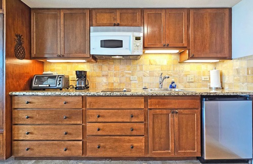 Waikiki Apartment | Charming studio in awesome Honolulu with fitness room, Pool and AC