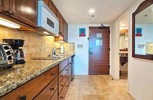 Waikiki Apartment | Charming studio in awesome Honolulu with fitness room, Pool and AC