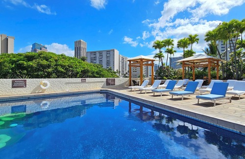 Waikiki Apartment | Charming studio in awesome Honolulu with fitness room, Pool and AC