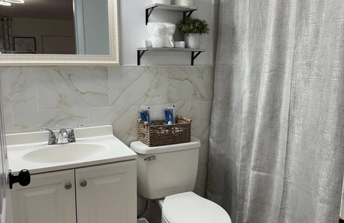 Hialeah Apartment | Charming studio in fabulous Hialeah with AC, WiFi
