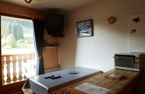 Station de Drouzin le Mont Apartment | Charming Studio in Verdant Setting with Balcony, Sleeps 4