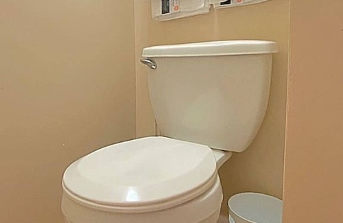 Jeannette Apartment | Charming Studio Jeannette Sleeps 3 Queen Bed