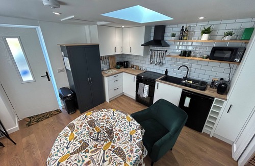 Glastonbury Apartment | Charming studio on the outskirts of Glastonbury with WiFi and parking.