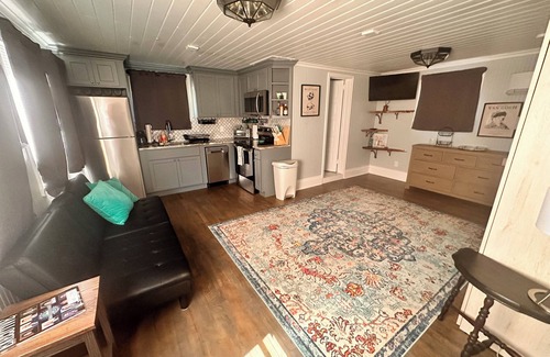 Charleston Apartment | Charming studio on Kanawha Blvd E in Charleston - steps from the state capitol