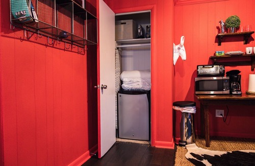 South Nashville Apartment | Charming Studio Suite 5 mins to Downtown Nashville